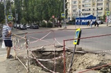 На саратовском пешеходном кольце знак пешеходного перехода провалился в глубокую яму