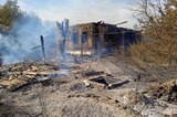 В отдаленном селе загорелась трава: огонь уничтожил четыре дома