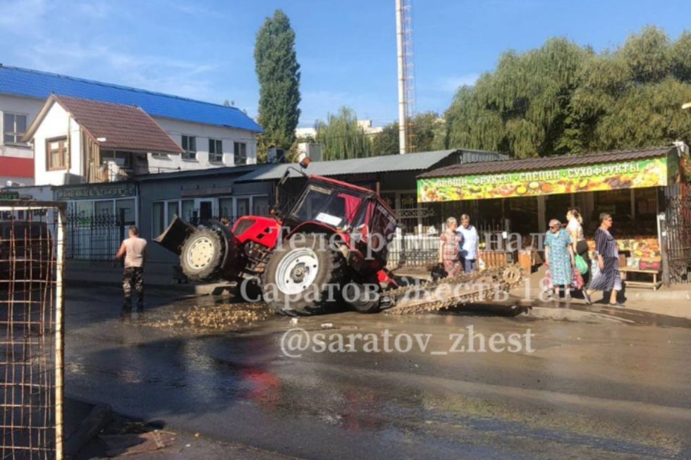 Трактор «Водоканала» не выдержал коммунальный беспредел на 1-й Дачной: он провалился под асфальт