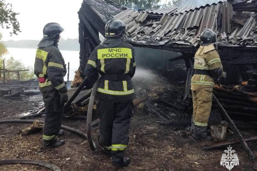 Пожар в балаковском СНТ. Мужчину из горящей сторожки спас пенсионер