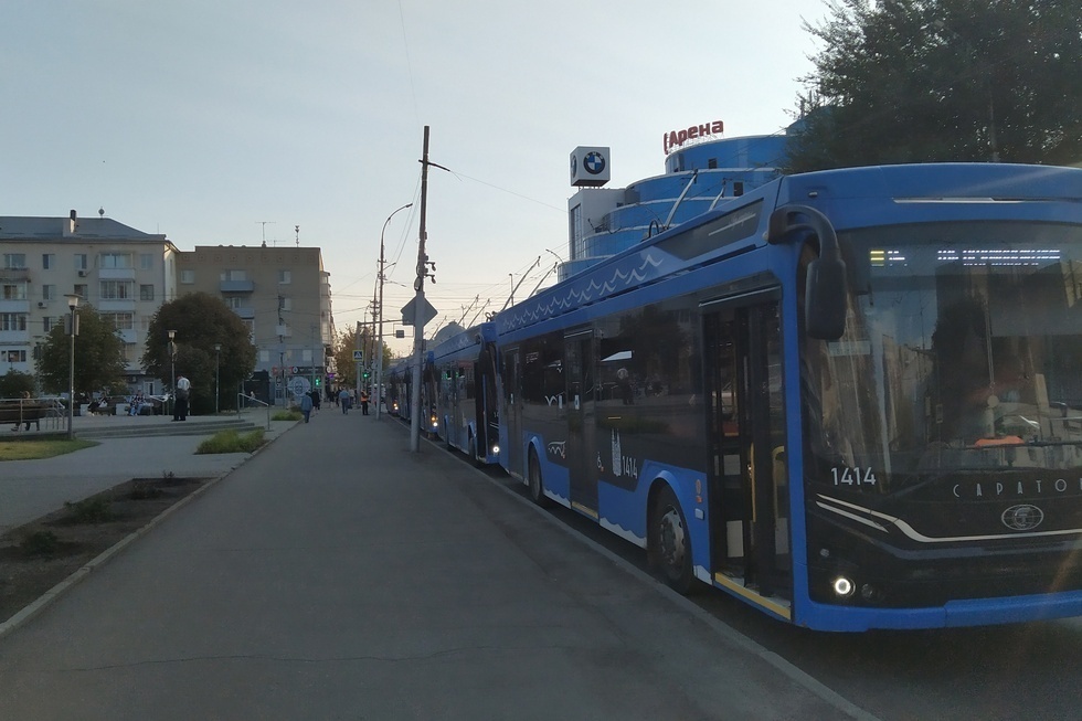 «Пишут, восстановили, но все стоит»: саратовцы не могут уехать из центра из-за обрыва проводов