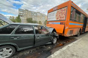 Молодой водитель отечественной легковушки пострадал в столкновении с автобусом №53 на улице Тархова 