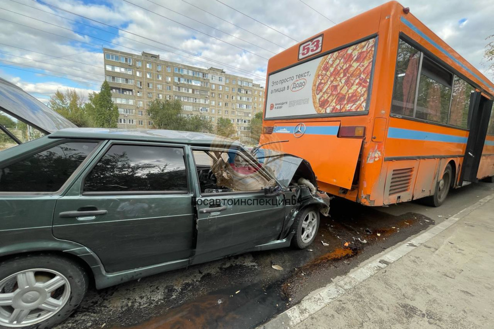 Молодой водитель отечественной легковушки пострадал в столкновении с автобусом №53 на улице Тархова