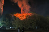 Рядом с десятиэтажкой в Ленинском районе произошел масштабный пожар: по словам очевидцев, причиной мог стать фейерверк