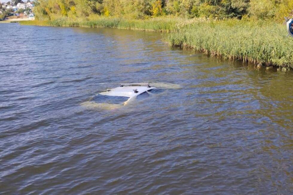 Из Волги достали затонувший автомобиль и тело мужчины