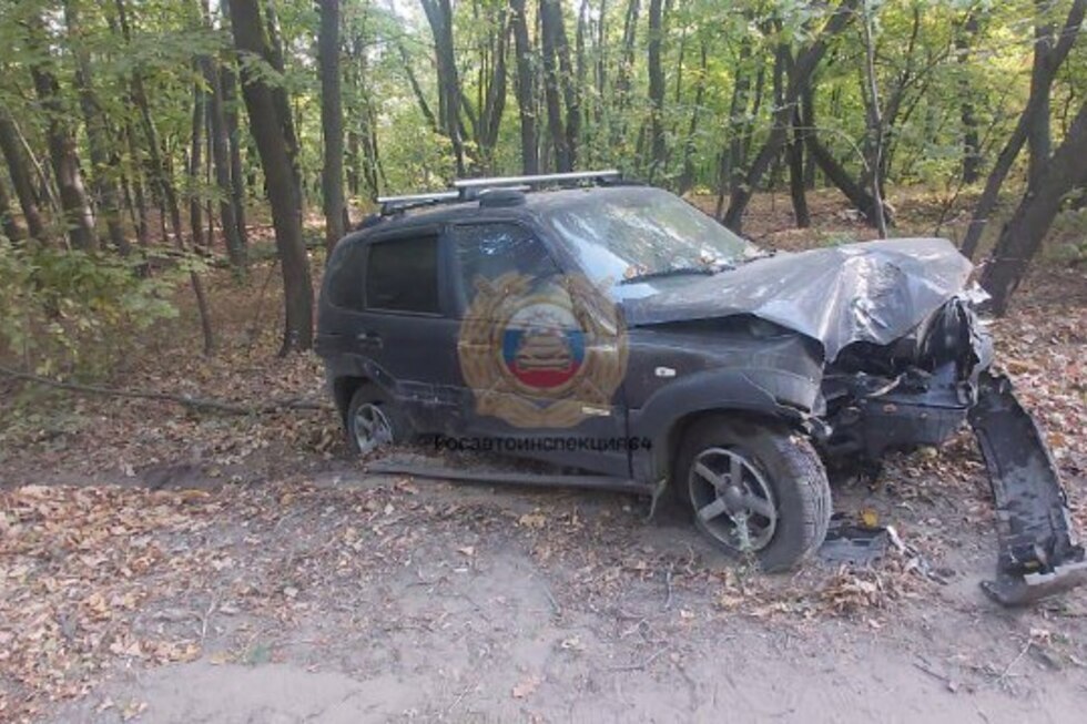 У лагеря на Кумысной поляне «Нива» врезалась в дерево: водитель в больнице