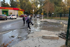 ЧП в Заводском районе: житель Саратова рассказал о том, что в микрорайоне с многотысячным населением люди четвёртый день набирают питьевую воду из кранов для полива газонов