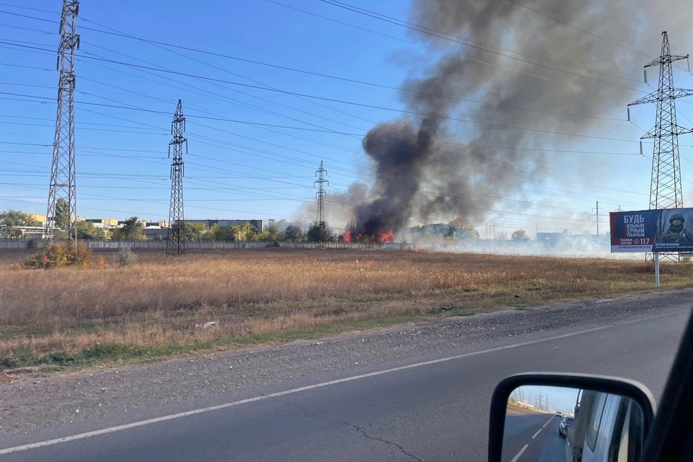 На территории предприятия в Балаково начался пожар