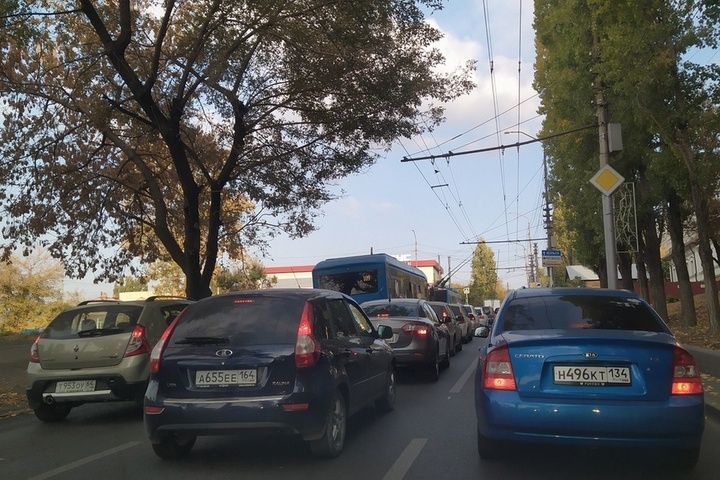 Пятый месяц подряд. На саратовских заправках продолжают расти цены на бензин