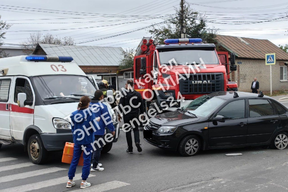 В центре Энгельса столкнулись пожарная машина и Lada Granta