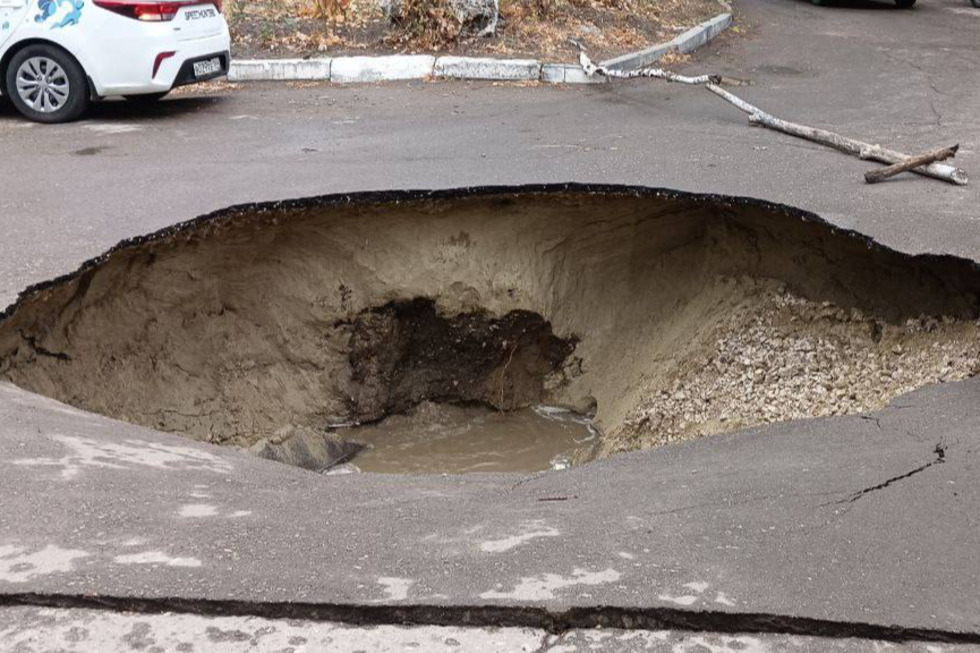 На улице Шехурдина образовался огромный провал, из которого бьёт фонтан