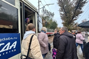 «Одним словом — Саратов»: утром горожане под дождём брели из вставшего переполненного трамвая на автобус