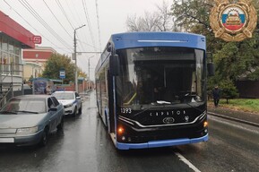 В Саратове поездка в троллейбусе закончилась для пожилой женщины госпитализацией