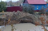 В Красноармейске дом с людьми сползает в гигантский котлован с водой