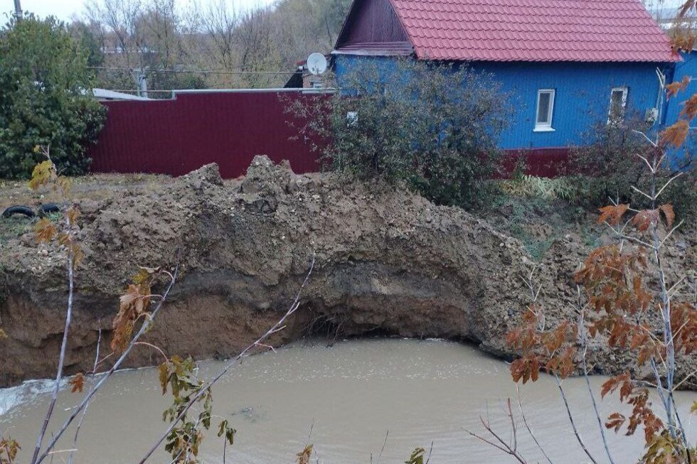 В Красноармейске дом с людьми сползает в гигантский котлован с водой