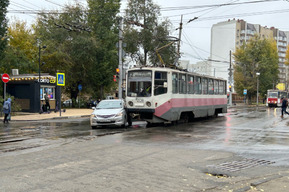 Из-за столкновения «тройки» и иномарки в центре города встали все трамваи