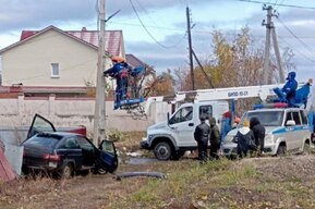 Легковушка протаранила опору ЛЭП в Балаково