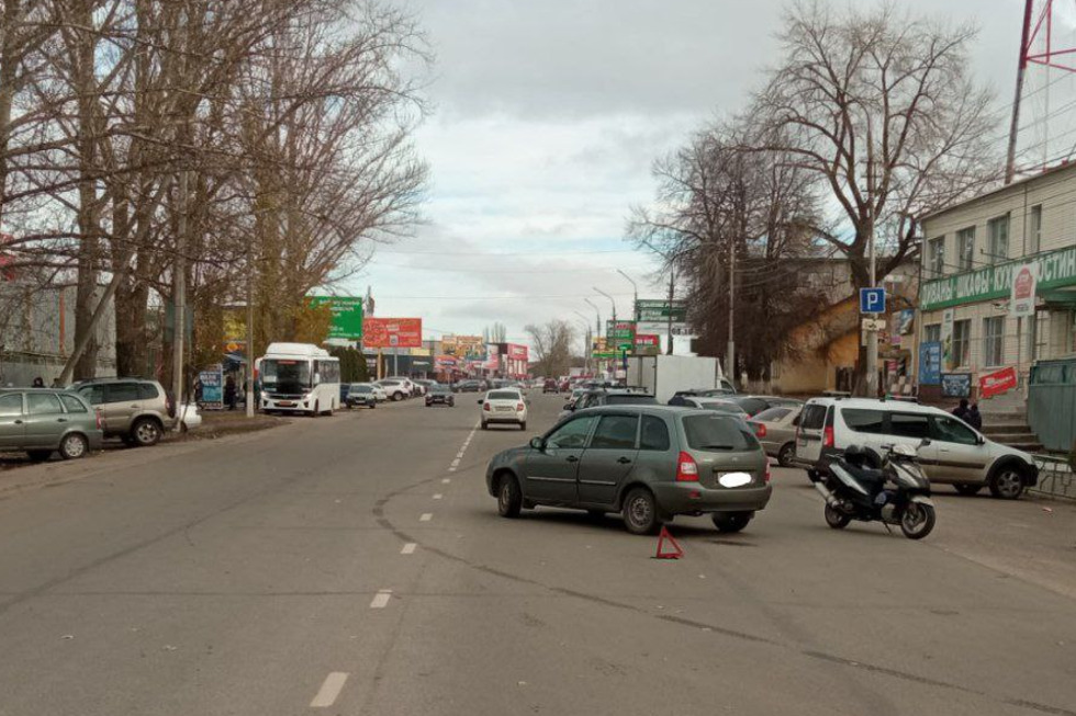 В Балашове пассажирка мотороллера оказалась в больнице в результате ДТП