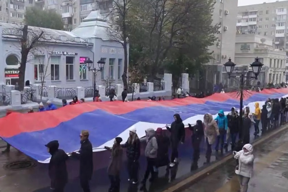 День народного единства в Саратове: гигантский флаг, концерт и крестный ход