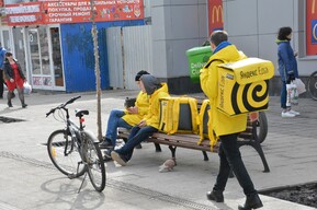 В Саратовской области мигрантам запретили работать не только водителями и таксистами, но и курьерами