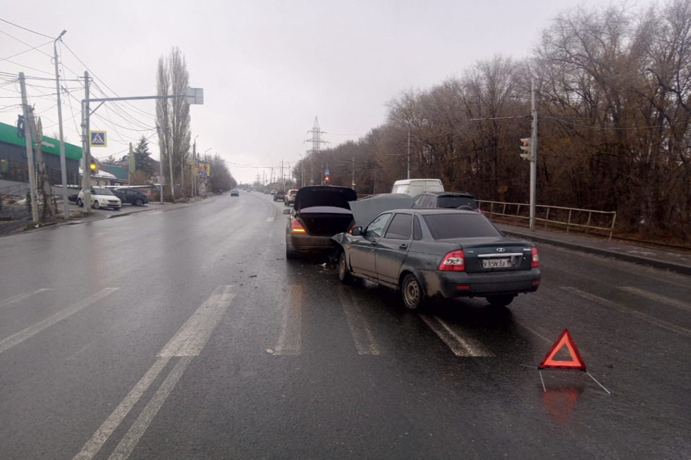 Молодые люди из Lada Priora пострадали в столкновении с Mercedes