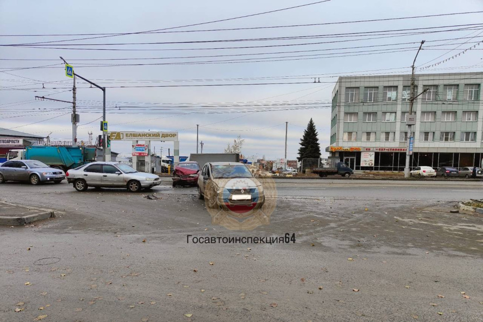 На Московском шоссе столкнулись две иномарки: есть пострадавшая