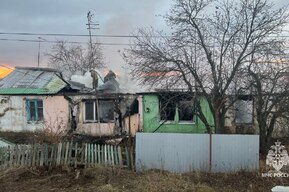 Ночью в Дубках полыхал дом: в одной из квартир нашли тело мужчины