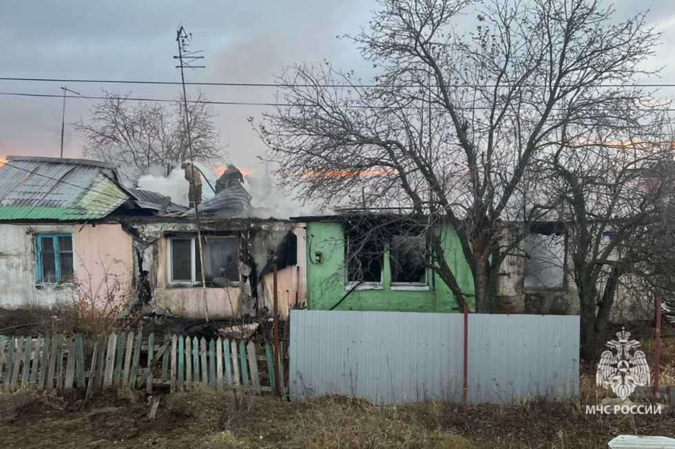 Ночью в Дубках полыхал дом: в одной из квартир нашли тело мужчины