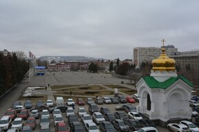 Павел Сурков пообещал ликвидировать парковку под окнами мэрии с помощью озеленения (но не вспомнил о хаосе на площади Столыпина)