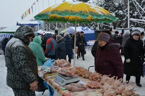 Горожан зовут за покупками под окна областного правительства