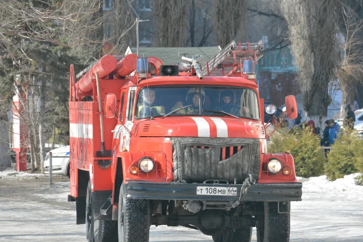 В Энгельсском районе полыхала иномарка