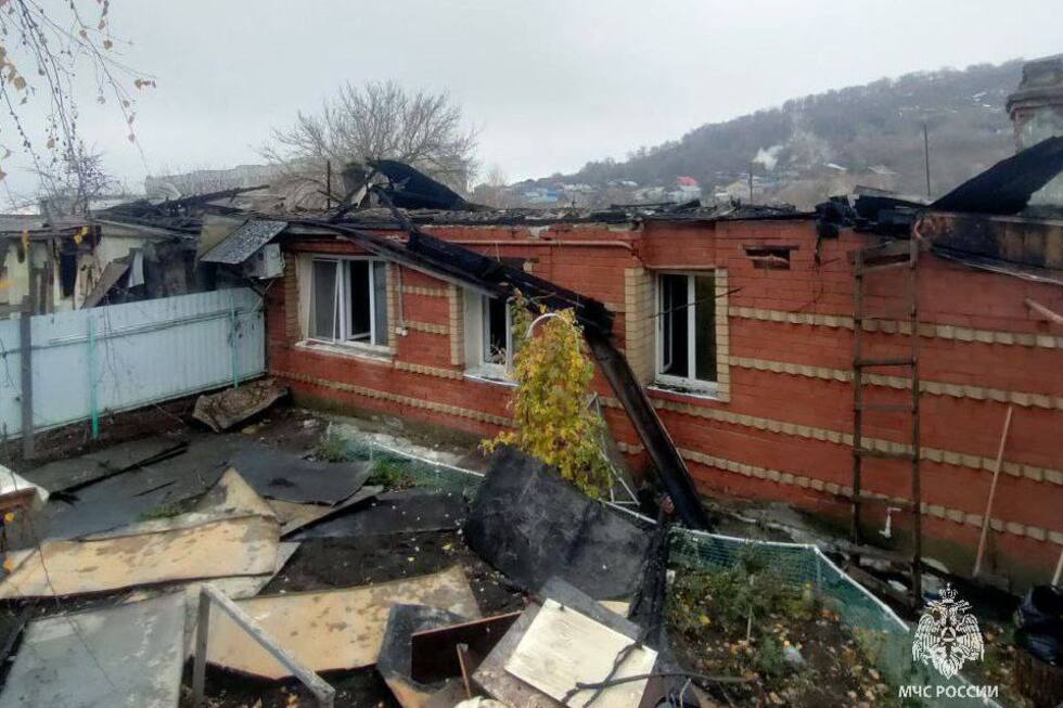 Возле саратовского онкоцентра сгорел дом, а в Заводском районе пенсионерка отравилась угарным газом