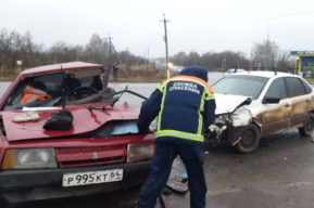 На въезде в Аткарск столкнулись легковушки: пострадавшую пришлось доставать из машины специальным инструментом