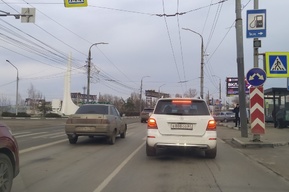 Тройная авария стала причиной огромной пробки на мосту Саратов-Энгельс