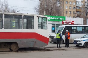 Движение в центре Саратова парализовано из-за Toyota с волгоградскими номерами