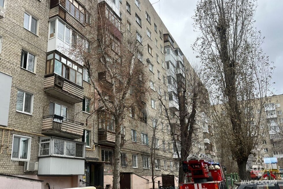 Во время пожара в девятиэтажке на Рабочей пострадала пенсионерка, жильцов эвакуировали