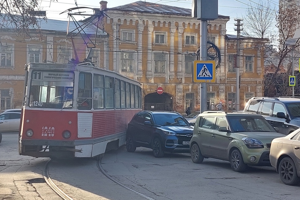 Движение в Мирном переулке парализовано из-за сдававшей назад иномарки