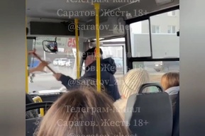 Полиция разбирается в обстоятельствах конфликта в энгельсской маршрутке, где пассажир ударил водителя бадиком