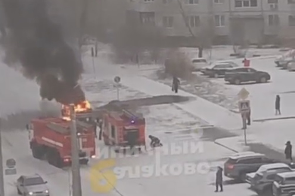 В Балаково пожарные тушат автомобиль на парковке рядом с ТЦ (видео)