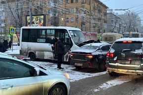 В Мирном переулке столкнулись иномарка и маршрутка: работа трамваев парализована