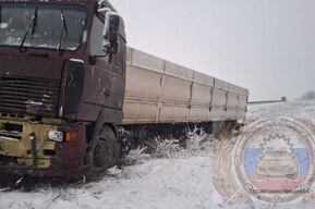 На трассе между Марксом и Балаково ГАЗ и большегруз вылетели с дороги