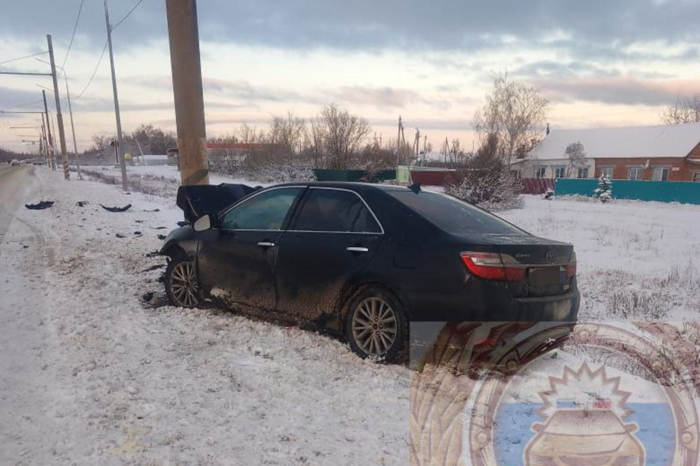 В балаковском селе Camry влетела в столб: водитель в больнице