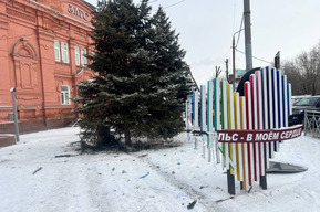 Больше не в сердце. В Энгельсе неизвестный снёс металлическое ограждение и испортил арт-объект у здания ЗАГСа