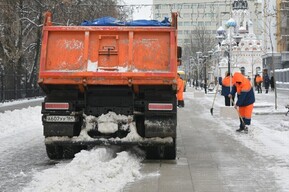 Мэр Сурков говорил, что дворникам в Саратове платят до 60 тысяч: они рассказали, сколько получают на самом деле