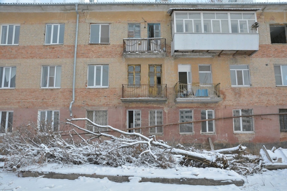 Власти отключили многоэтажку от воды, газа и электричества, не переселив оттуда всех жильцов