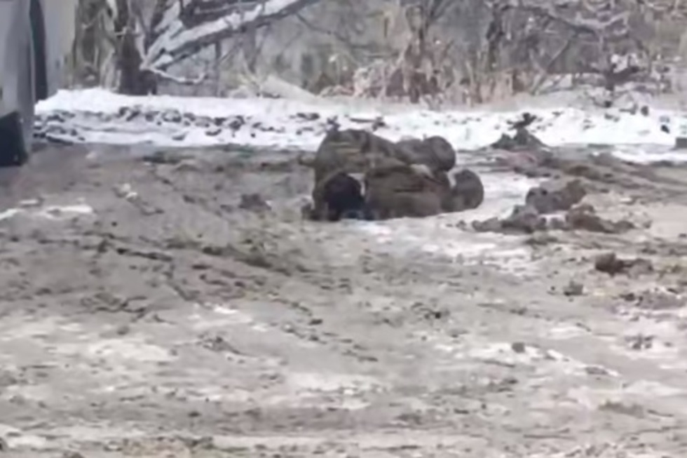 На конечной остановке автобуса заметили лежащего в снегу мужчину