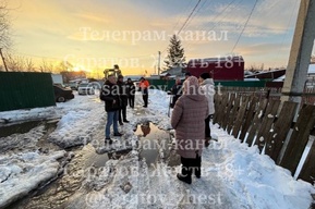 «Вода проникла даже в дома»: в саратовском поселке с пятницы не могут починить лопнувшую трубу