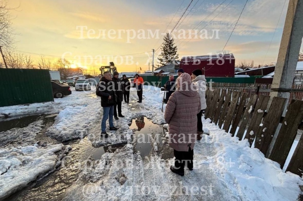 «Вода проникла даже в дома»: в саратовском поселке с пятницы не могут починить лопнувшую трубу