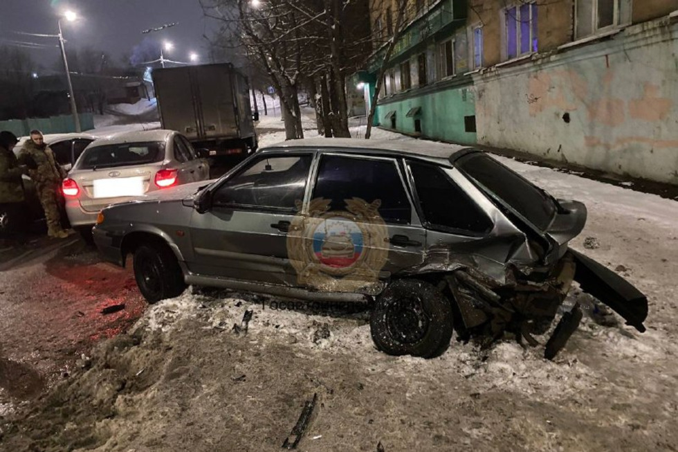 В Саратове разыскивают водителя, который устроил тройное ДТП с пострадавшим и скрылся