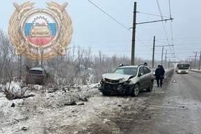 В Балаково столкнулись две элитные иномарки: есть пострадавшая